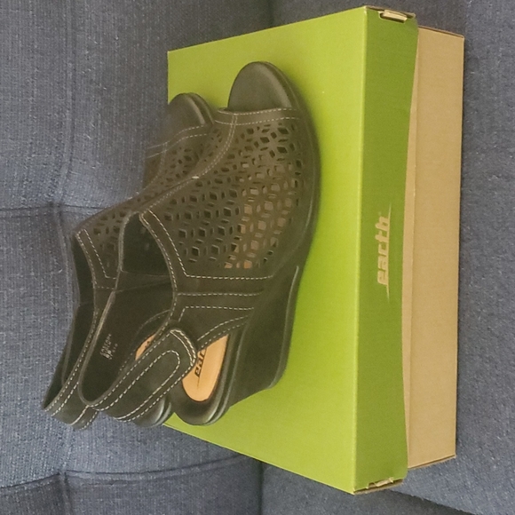 Sandals - Picture 1 of 5